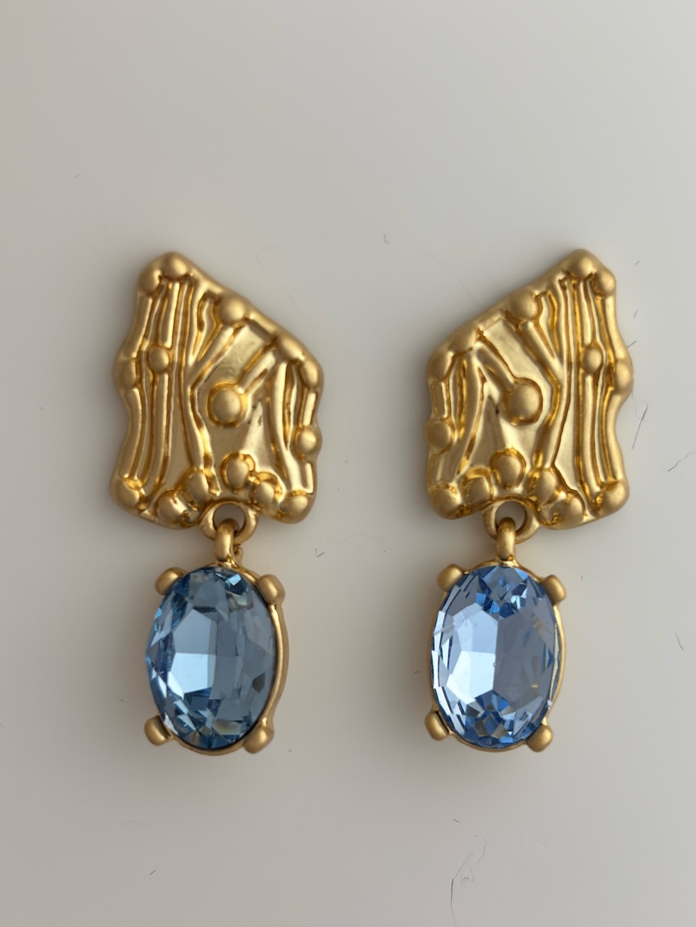OSCAR DE LA RENTA • Enoki Shield Crystal Drop Earrings 
In Baby Blue - Picture 4 of 5